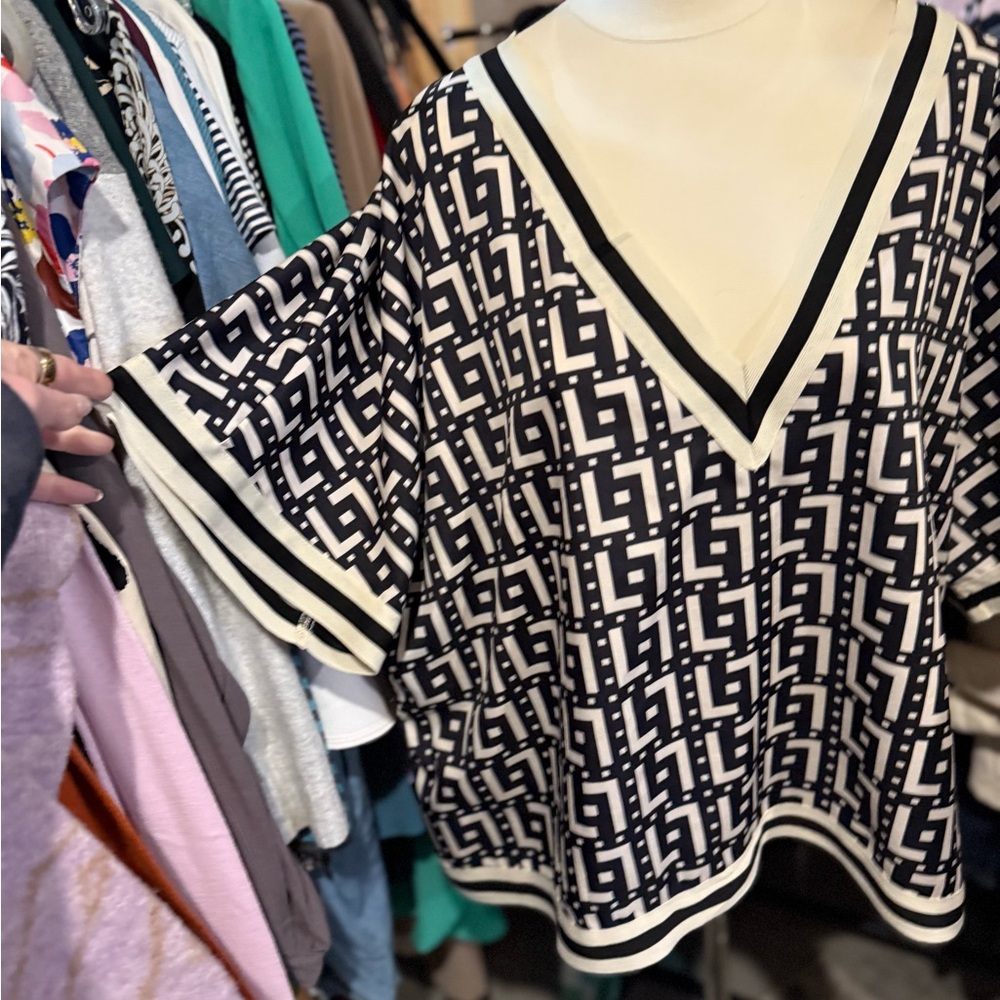 Black and White Geometric Patterned Top